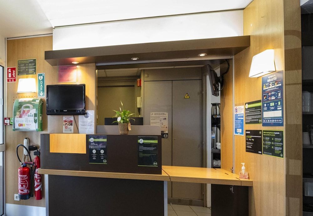 B&B HOTEL Avignon 1 2