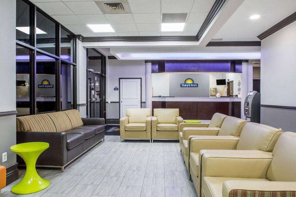 Days Inn & Suites by Wyndham Orlando Airport 2