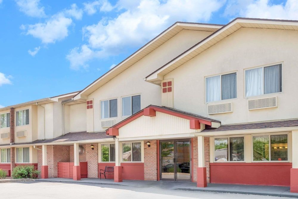 Super 8 by Wyndham Kingston 2