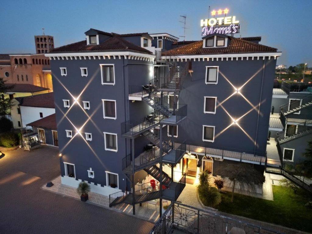 Momi's Hotel 1
