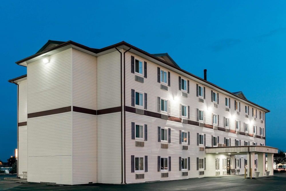 Super 8 by Wyndham Springfield East 1