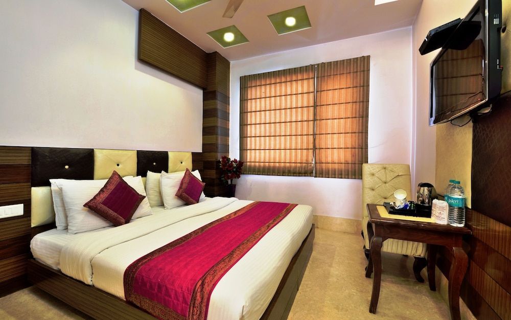 Hotel Taksh Inn 1