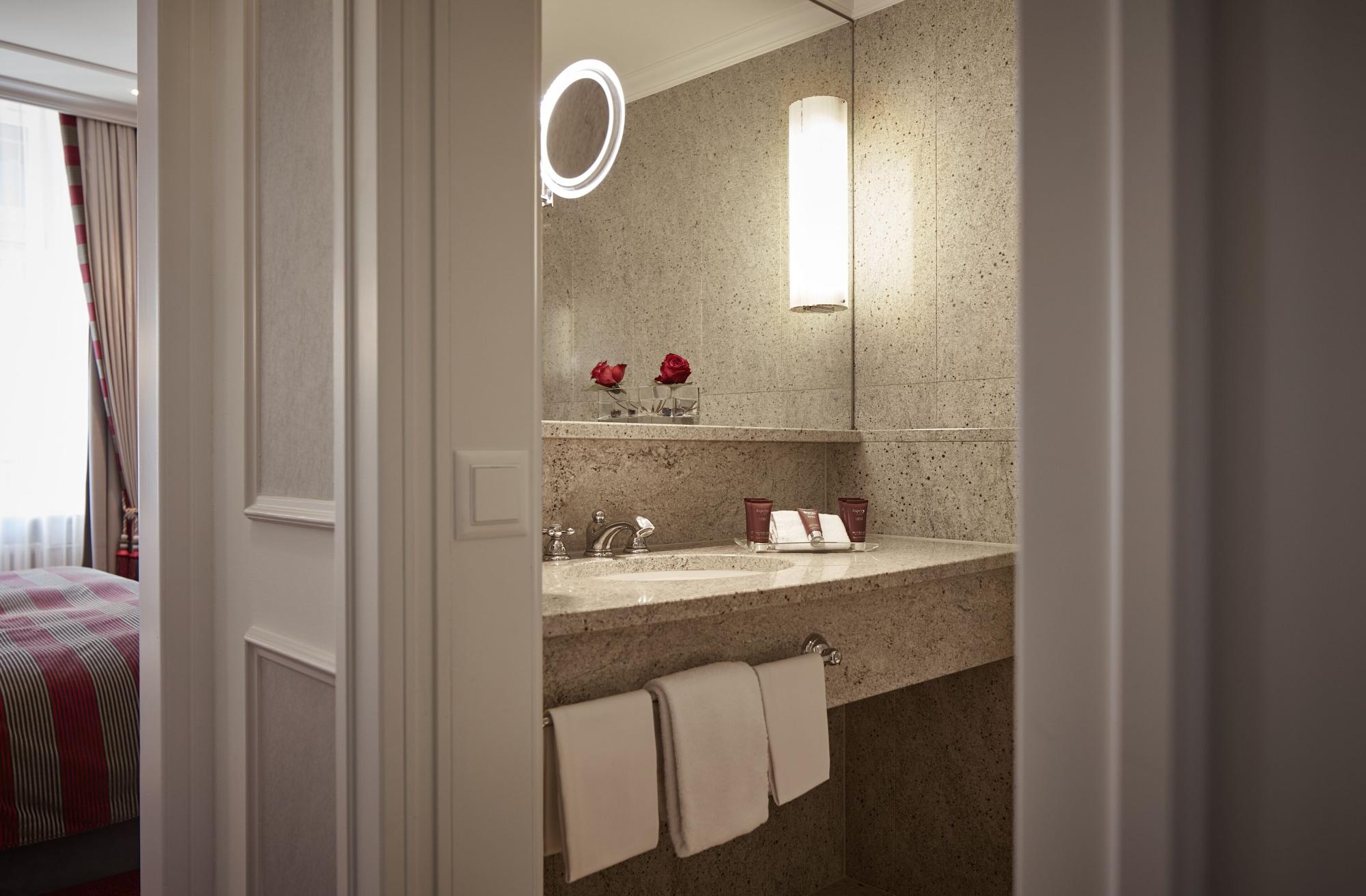 The Dufour, Suites & Rooms by Hotel Schweizerhof 2