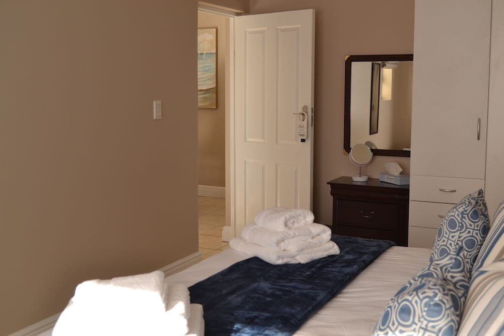 Caulfield Self Catering Apartment #SOLAR ENERGY - NO LOADSHEDDING 2