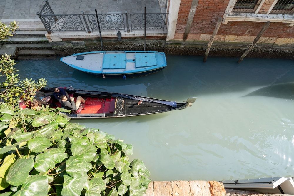Apartments in San Marco with Canal View by Wonderful Italy 1