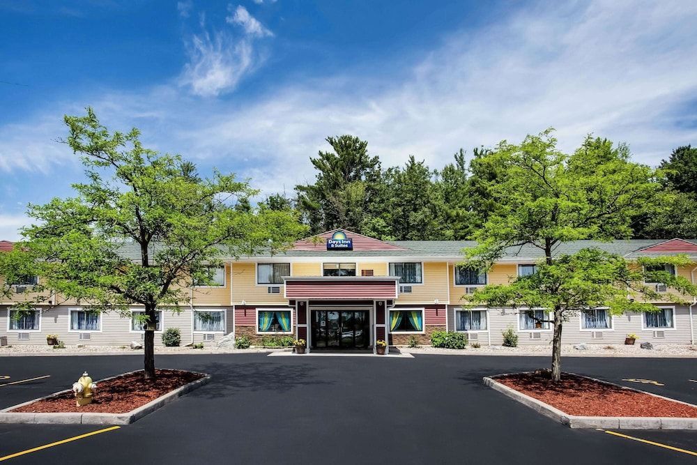 Days Inn & Suites by Wyndham Stevens Point 1