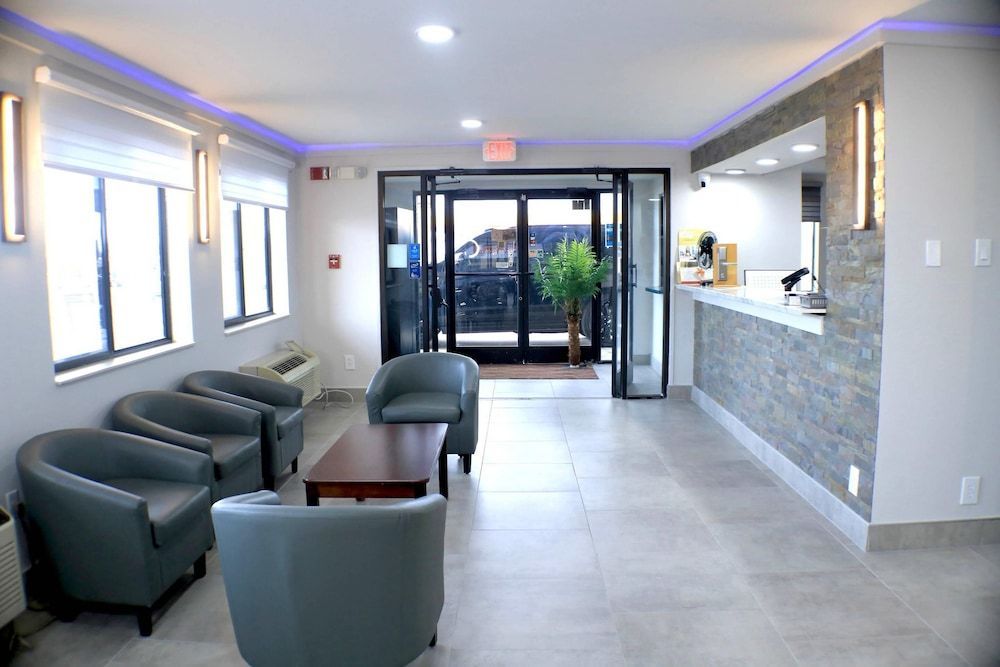 Econo Lodge Inn & Suites Southeast 2