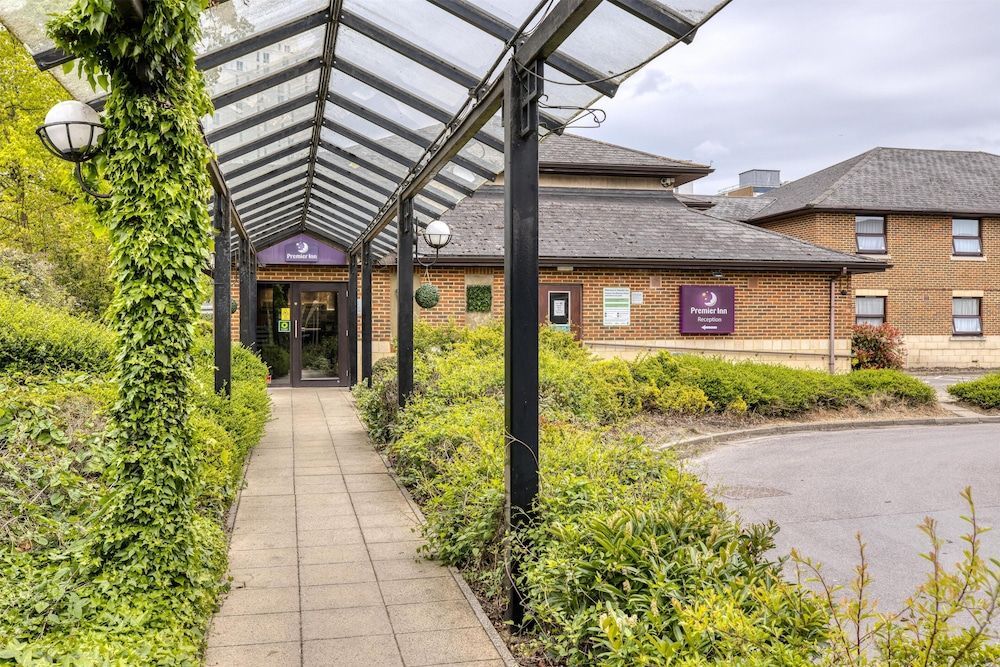 Premier Inn Bracknell Central 1