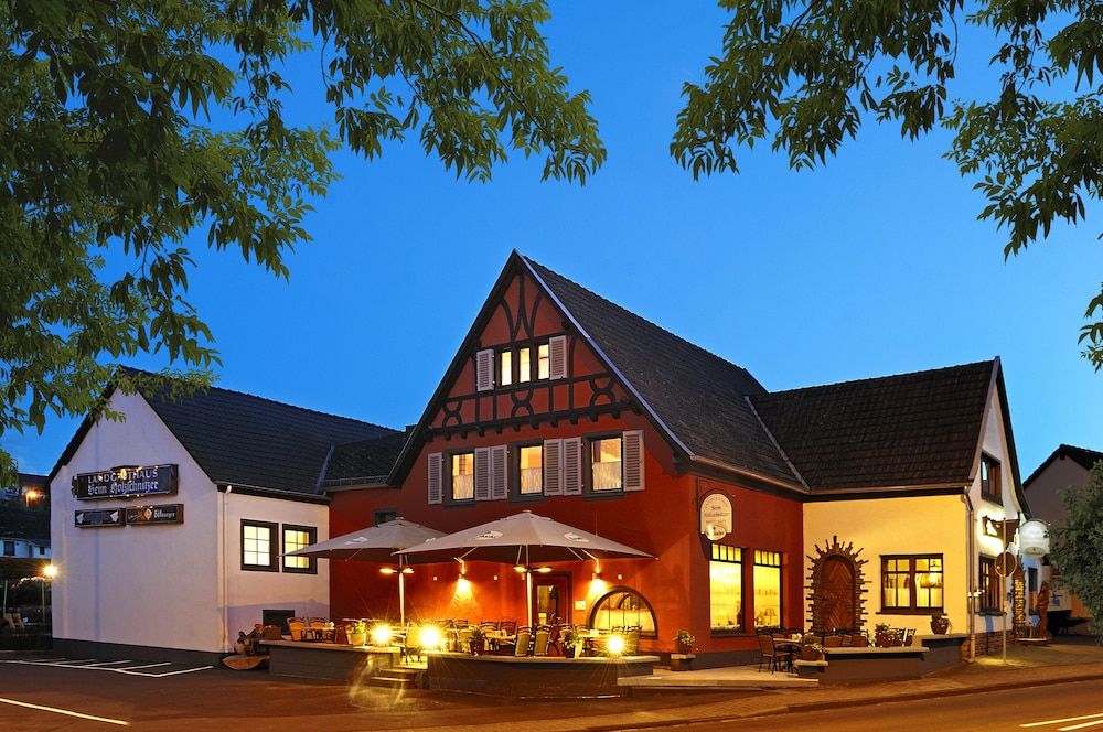 Harmony beim Holzschnitzer 1