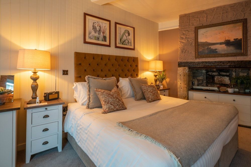 The George Inn & Plaine 2