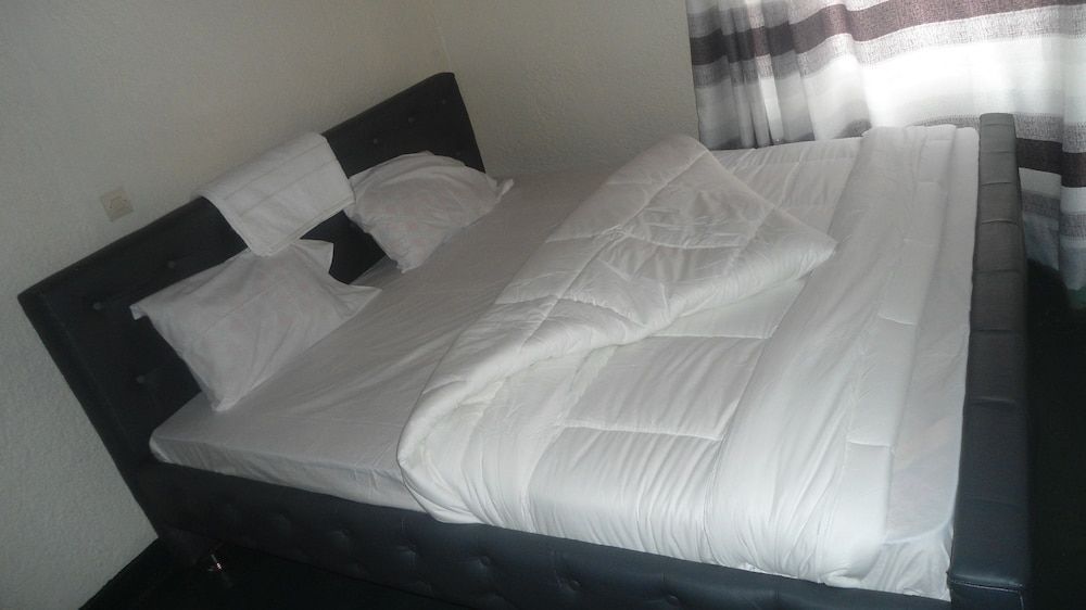 AIRPORT INN MOTEL 1