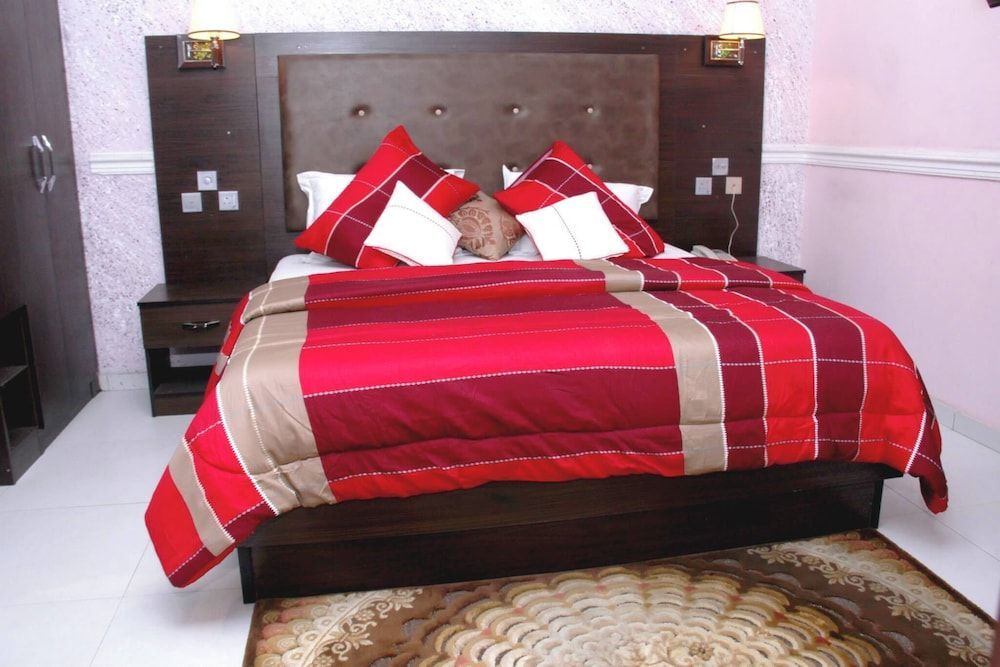 QUEENS GATE HOTEL 1