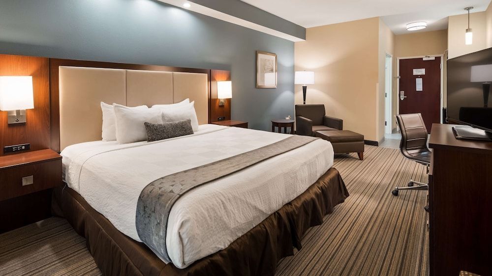 Best Western Plus Boardman Inn & Suites 1