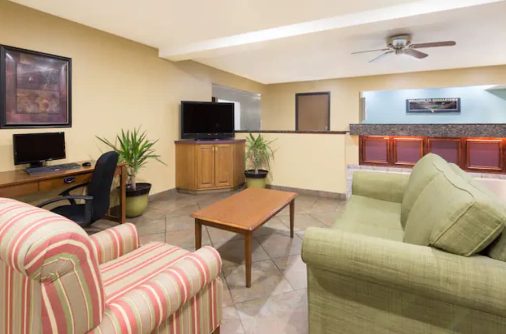 Super 8 by Wyndham Morgantown 2