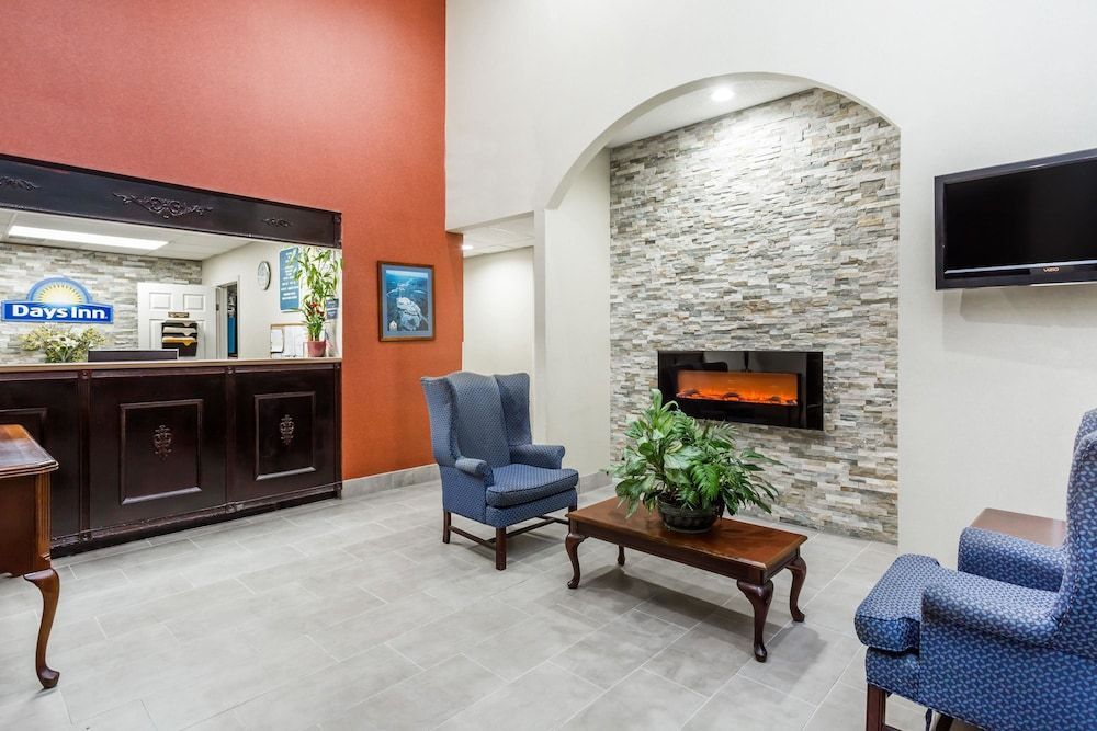 Days Inn by Wyndham Hendersonville 2