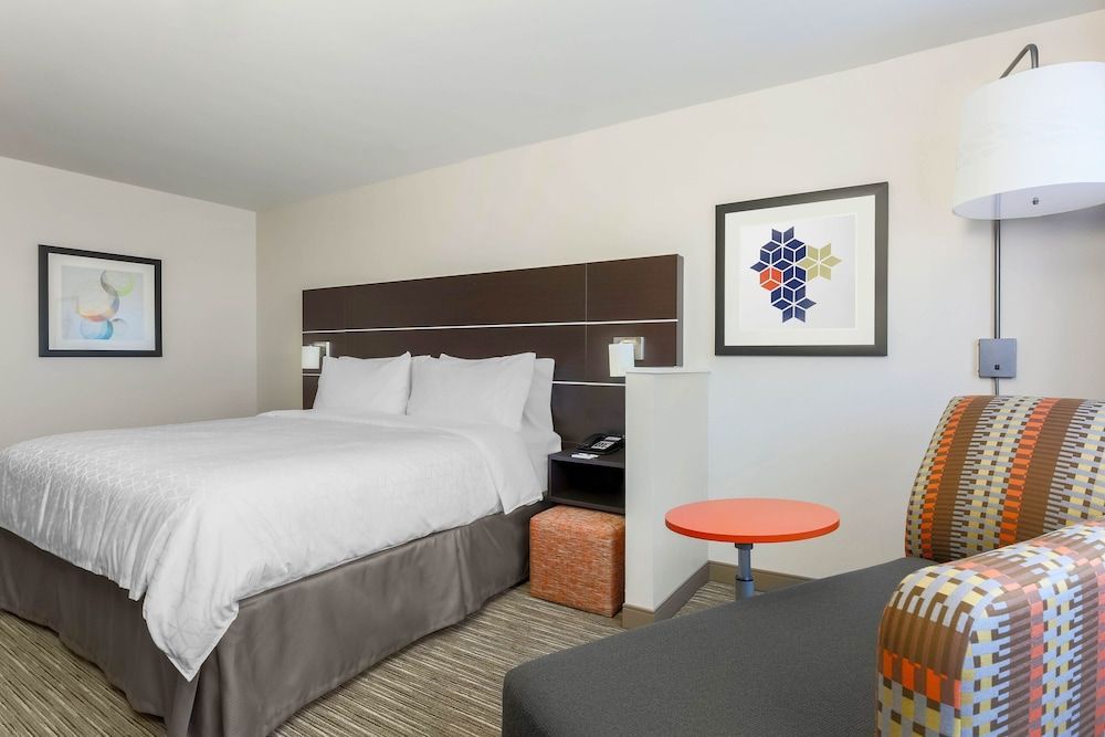Holiday Inn Express & Suites CHICAGO O'HARE AIRPORT by IHG 2