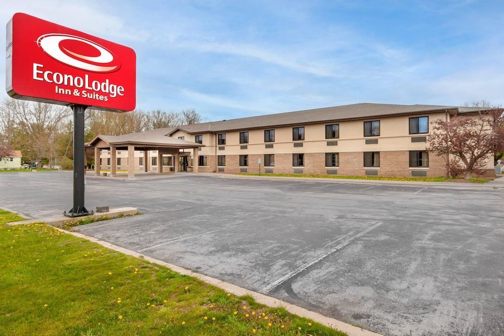 Econo Lodge Inn & Suites Oconto 1