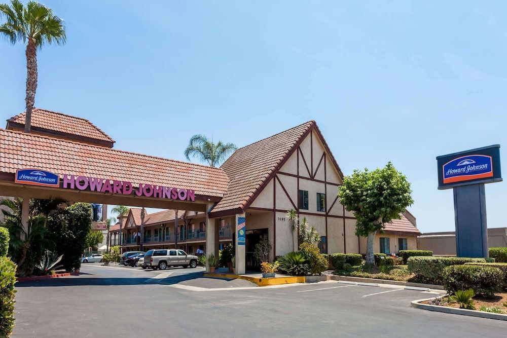 Howard Johnson by Wyndham Norco 1