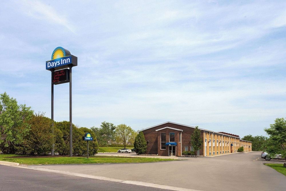 Days Inn by Wyndham Rockford I-90 Walking Distance to Casino 1