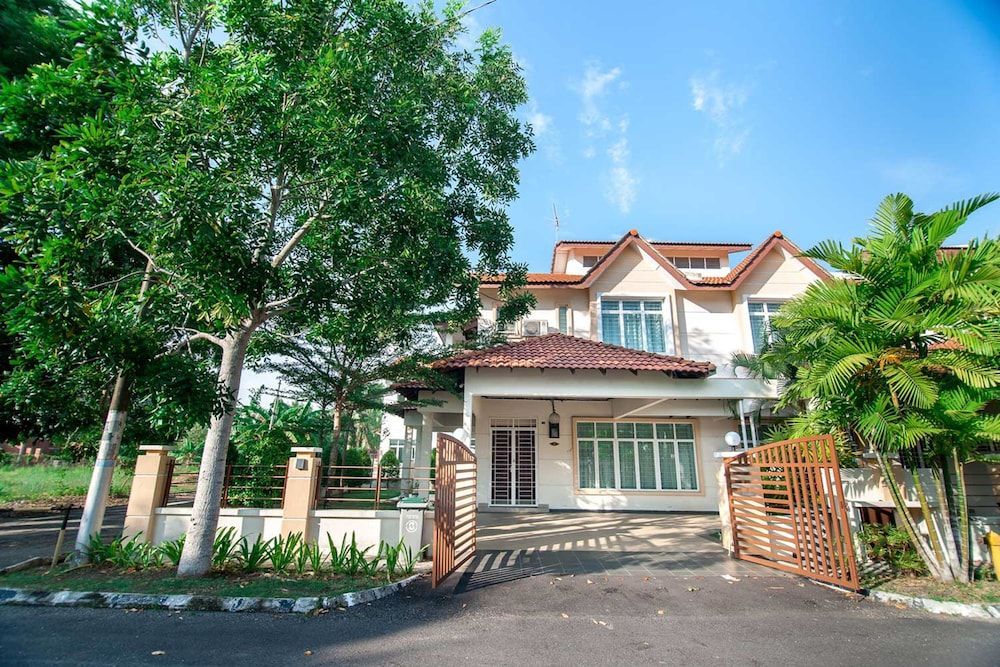 Sunflower House 1