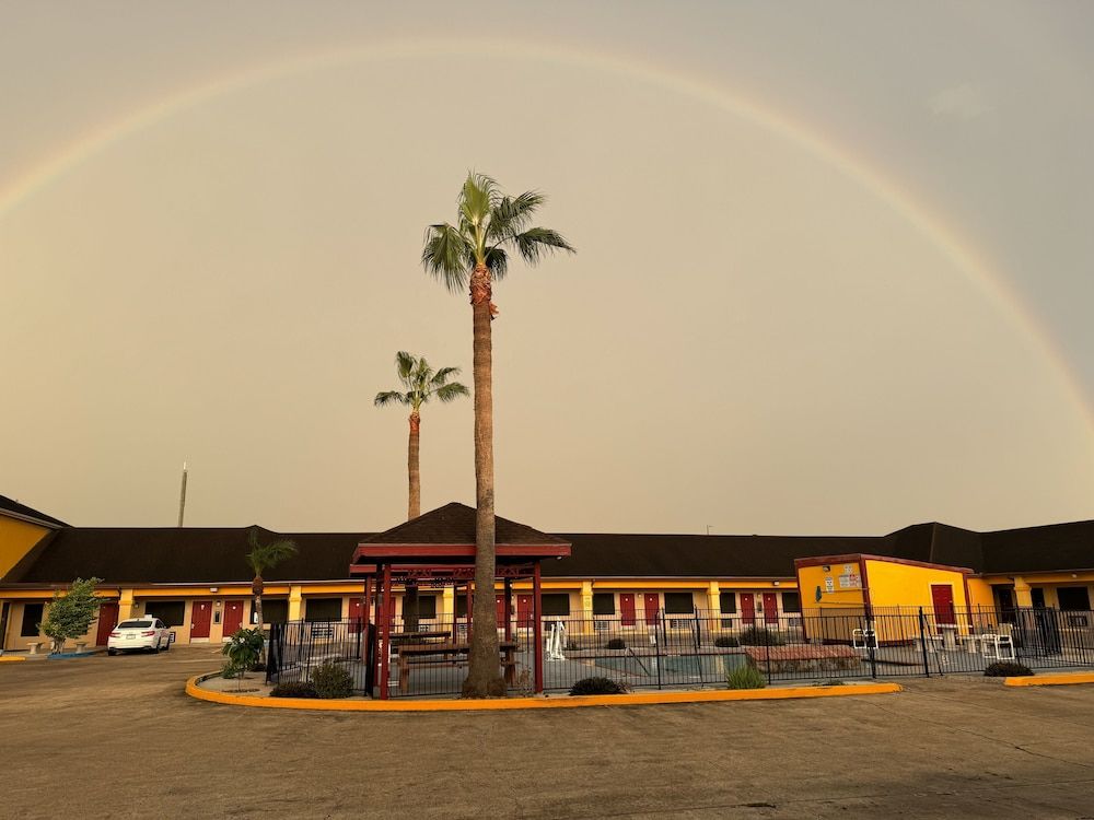 Los Fresnos Inn and Suites 1