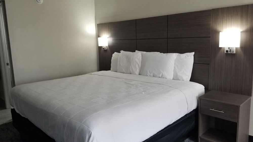 Days Inn & Suites by Wyndham Charleston Airport West 2