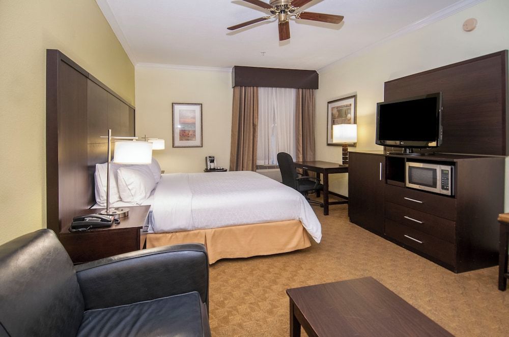Holiday Inn Express & Suites HOUSTON NORTH INTERCONTINENTAL by IHG 1