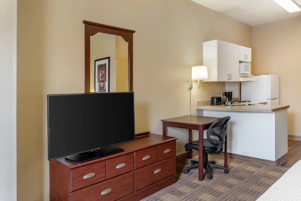 MainStay Suites Chicago Hillside 1