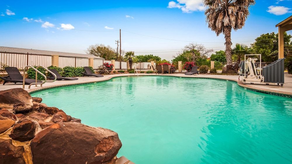 SureStay Hotel by Best Western Floresville 1