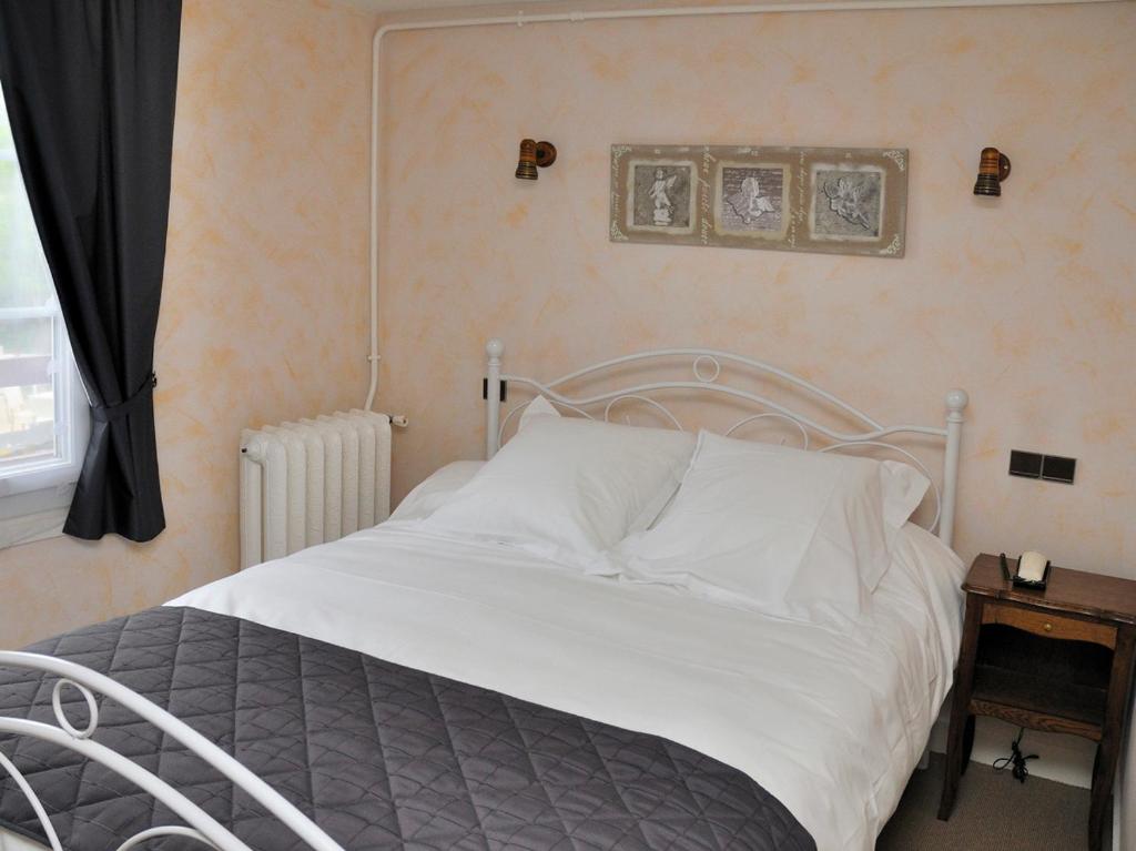 Logis Hôtel Auberge De L'ecole 1