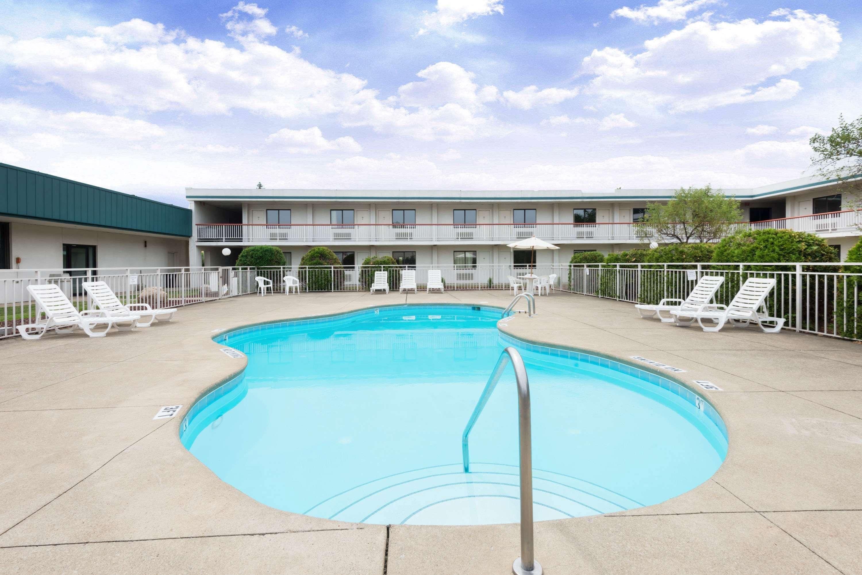 Super 8 by Wyndham Elyria 2