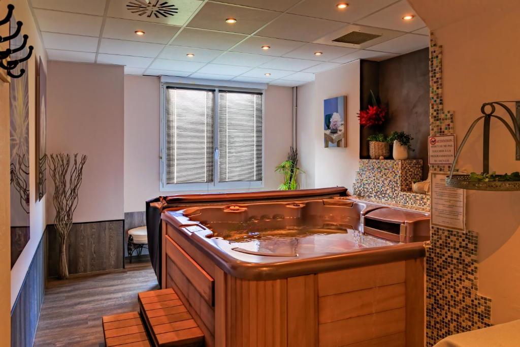 Logis Central Hôtel - Restaurant & Spa 1