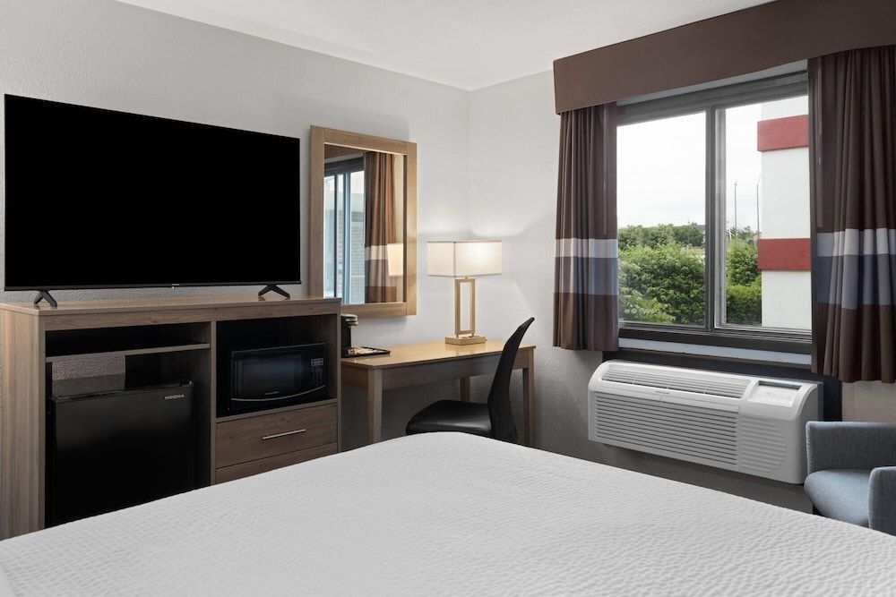 Ramada by Wyndham Cedar Rapids South 1