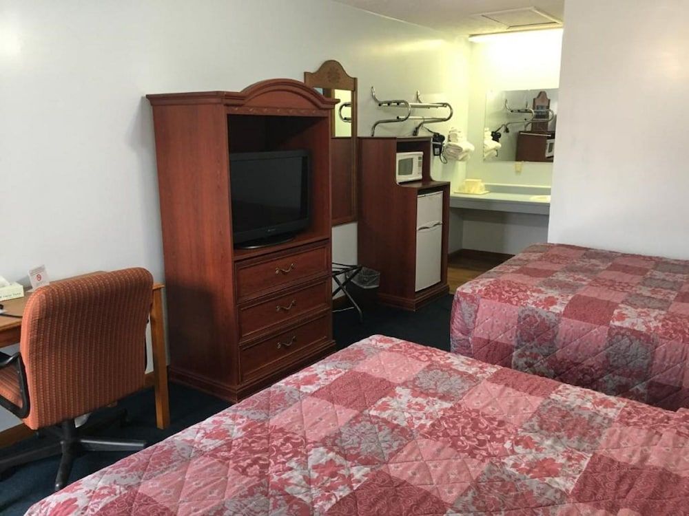 Huggy Bear Motel - Warren 2