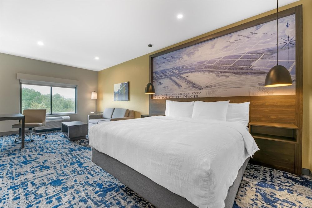 Best Western Plus Marquette Hotel & Suites 1