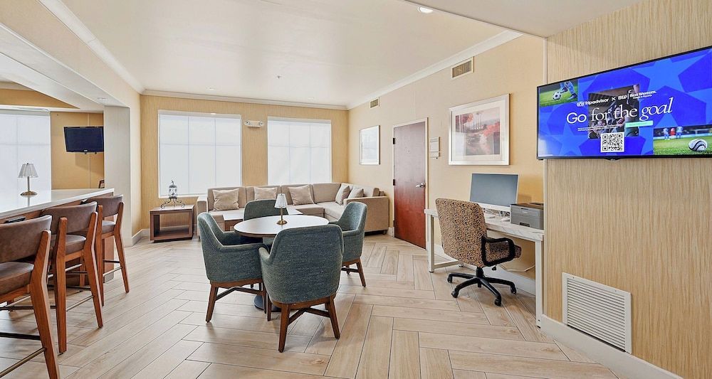 Best Western PLUS Hannaford Inn & Suites 2