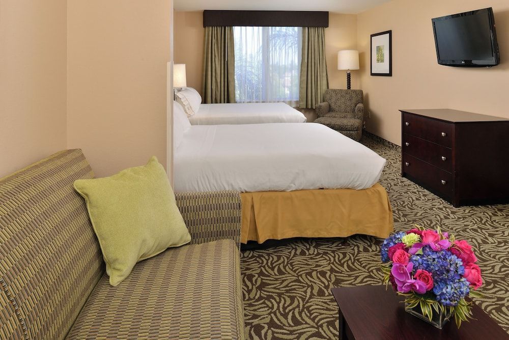 Holiday Inn Express & Suites FRESNO (RIVER PARK) HWY 41 by IHG 1