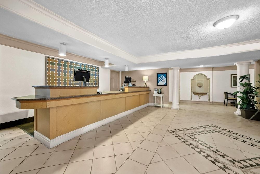 Howard Johnson by Wyndham Columbus Fort Benning 2