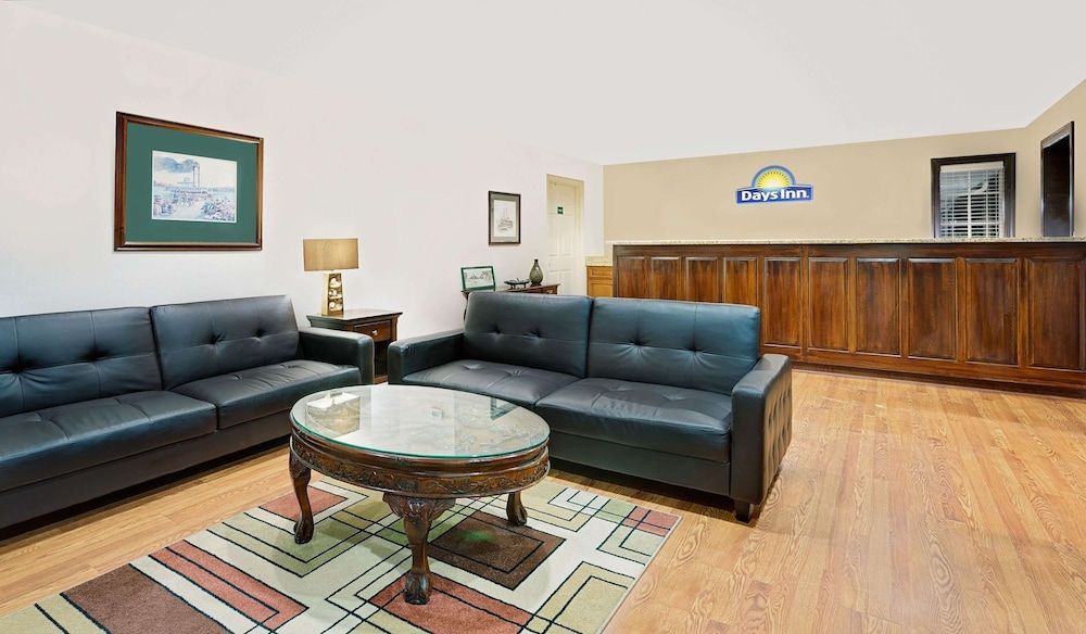 Days Inn by Wyndham Savannah 1