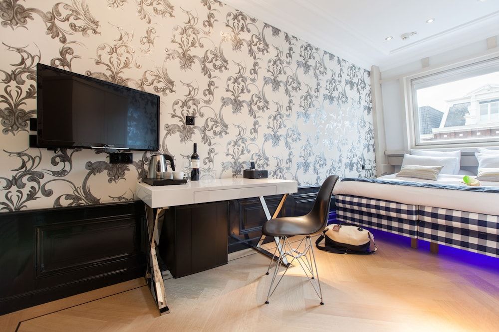 Amsterdam Canal Hotel 1