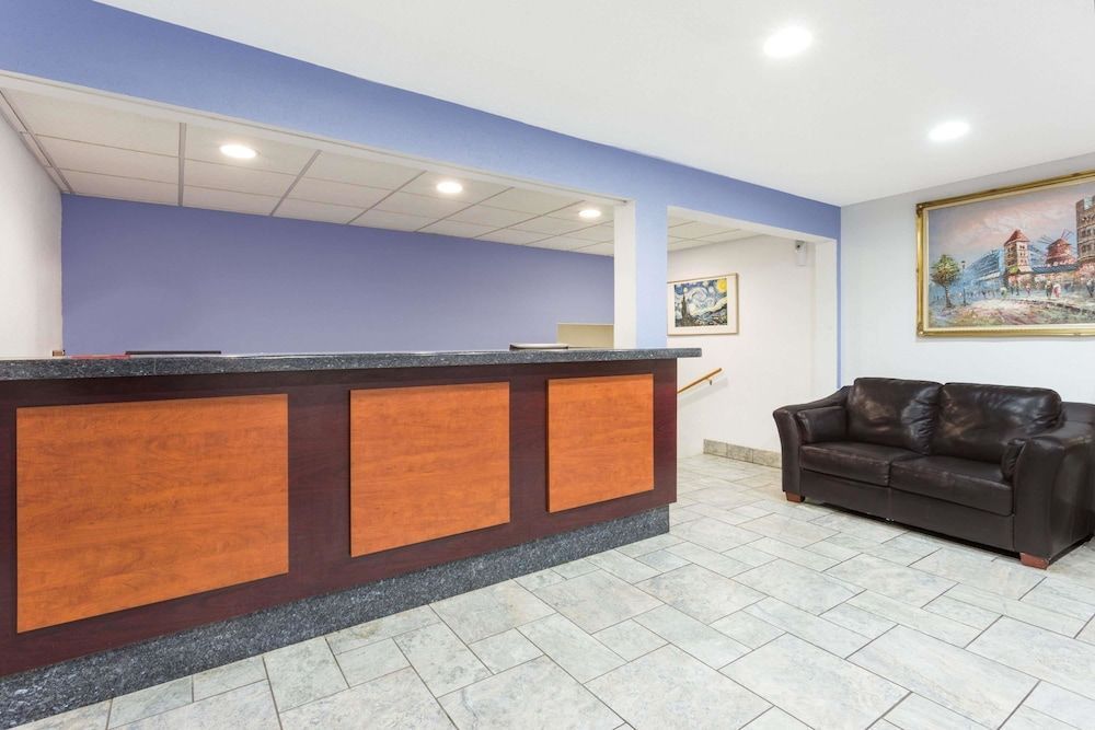 Super 8 by Wyndham Kenosha/Pleasant Prairie 2