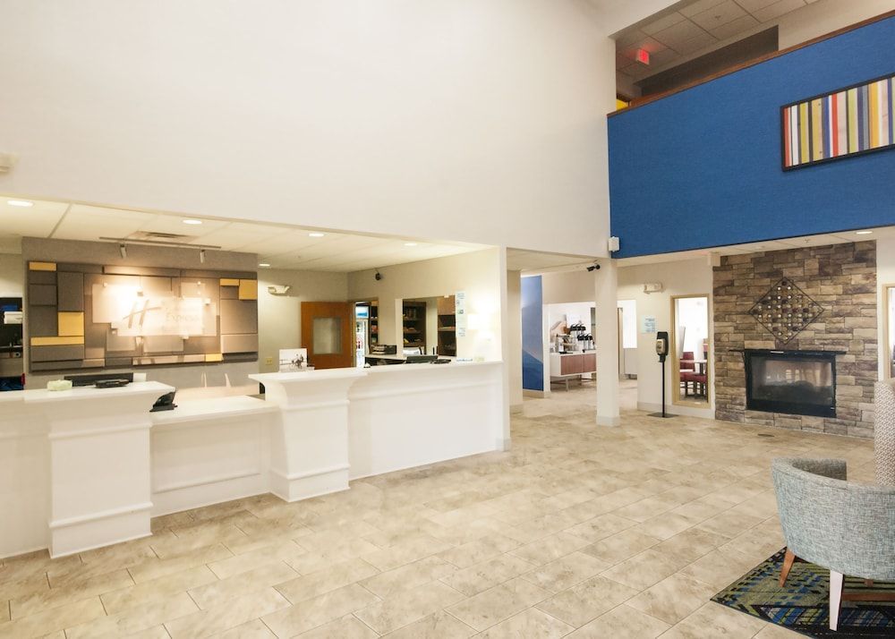 Holiday Inn Express & Suites CHICAGO NORTH-WAUKEGAN-GURNEE by IHG 2