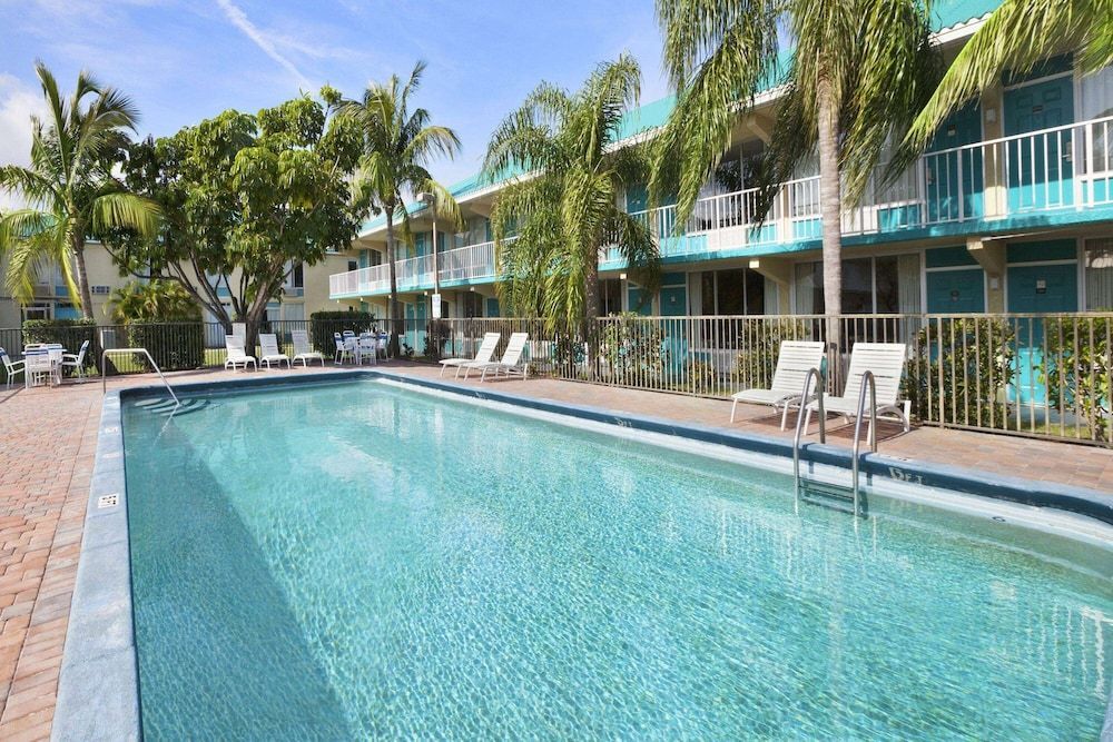 Days Inn & Suites by Wyndham Fort Pierce Midtown 1
