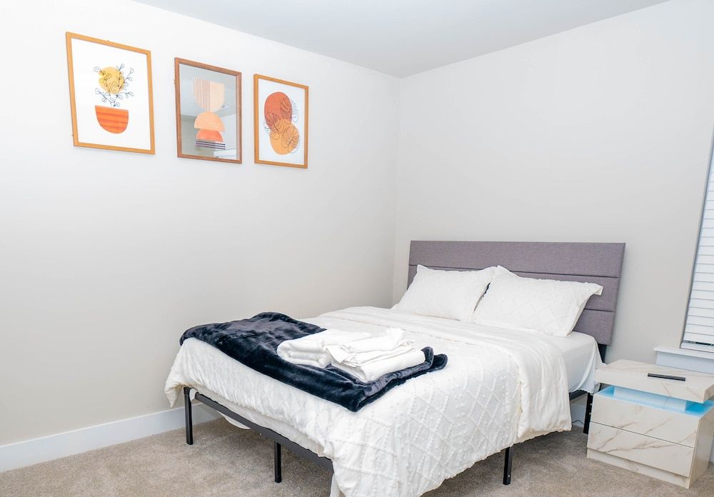 Modern Home near Plaza Midwood 1