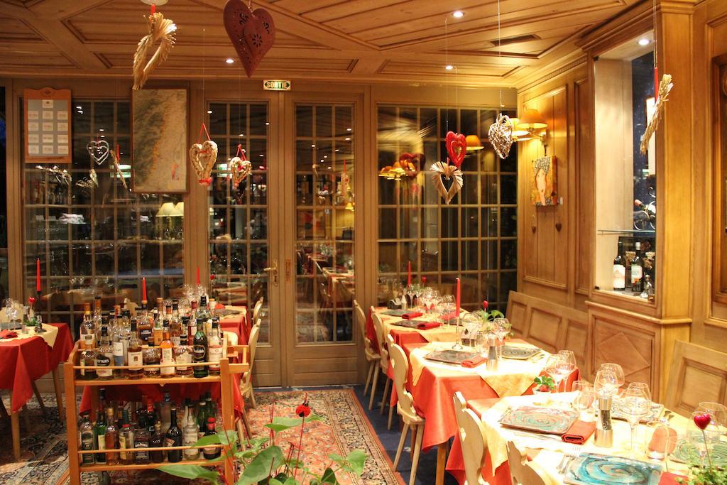 Hotel Restaurant Les Pins logis 1