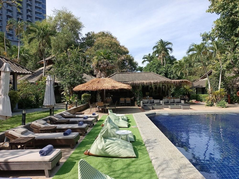 Let's Hyde Pattaya Resort & Villas - Pool Cabanas 1