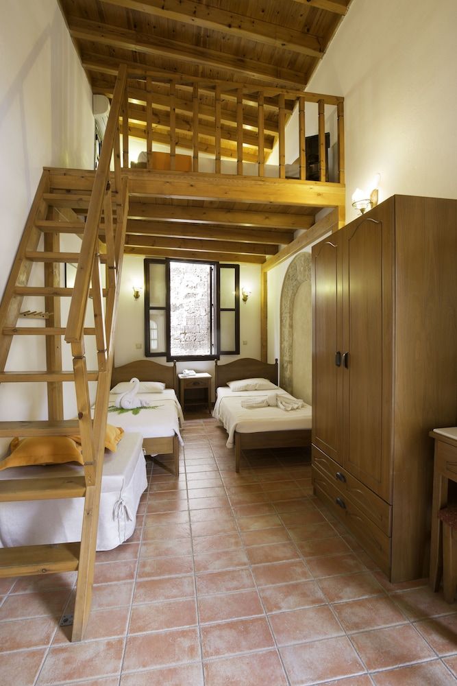 Camelot Traditional & Classic Hotel 2