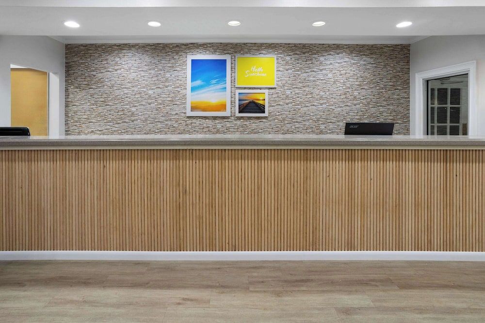 Days Inn by Wyndham Hinesville Near Fort Stewart, Newly Renovated, Free Hot Breakfast, Restaurant and Bar 2