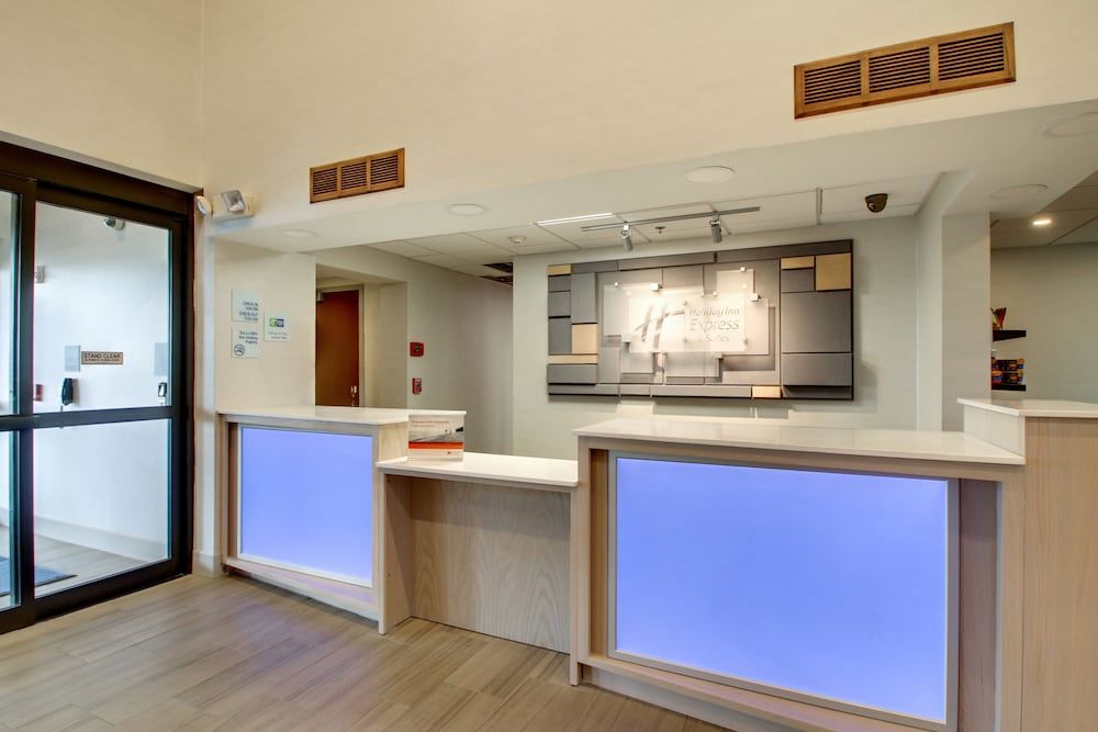 Holiday Inn Express & Suites AURORA - NAPERVILLE by IHG 2