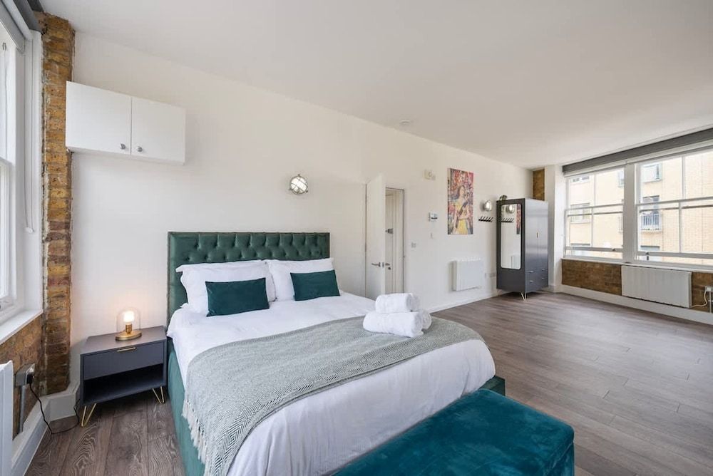 Spacious & bright oasis in Old Street 2
